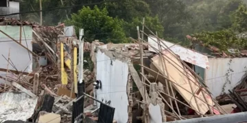 casa destruida após botijão de gás explodir