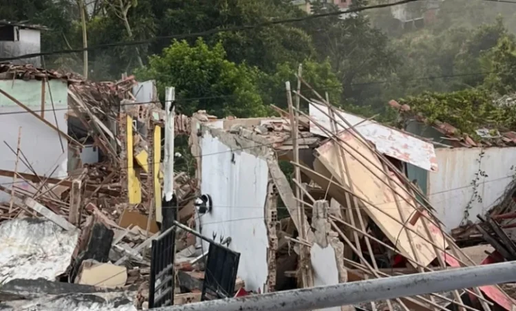 casa destruida após botijão de gás explodir