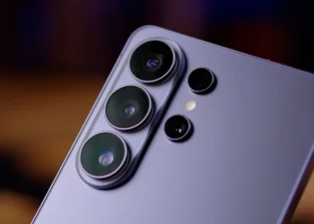 Galaxy S26 Ultra mantém falhas na tela mesmo após atualização corretiva da Samsung