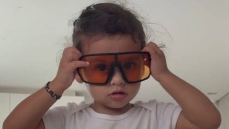 Helena, filha de Neymar, exibe visual fashionista e encanta seguidores nas redes sociais