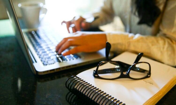 Liderança feminina no setor de seguros enfrenta barreira apesar da maioria na base