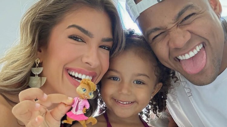 Lore Improta relata ida ao hospital com a filha após identificar caroço