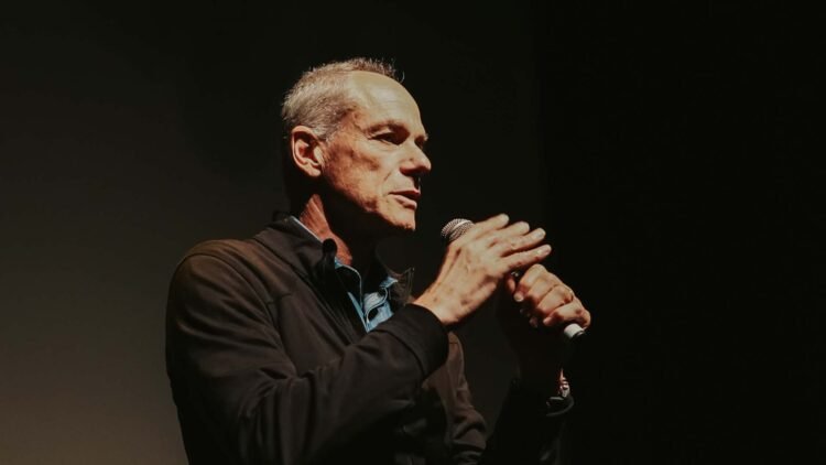 Marcelo Gleiser detalha trajetória pessoal e científica em novo documentário