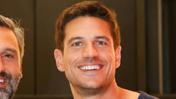 Marco Pigossi e Marco Calvani fazem aparição rara em evento cultural na capital paulista