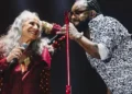 Homenagem a Dona Canô: Maria Bethânia levará ao estúdio samba inédito presenteado por Xande de Pilares 2 maria bethânia e xande de pilares no palco