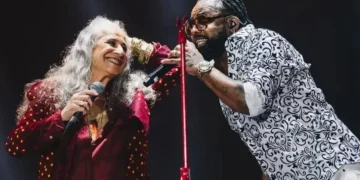 maria bethânia e xande de pilares no palco