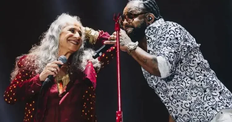 Homenagem a Dona Canô: Maria Bethânia levará ao estúdio samba inédito presenteado por Xande de Pilares 1 maria bethânia e xande de pilares no palco