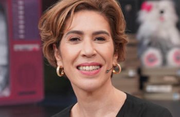 Maria Clara Gueiros revela cozinha reformada com azulejos azuis e cuba estilo fazenda
