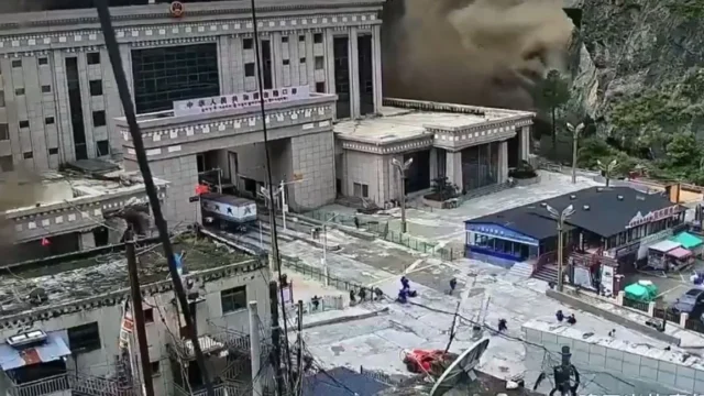 foto do Nepal sendo atingido por enchente