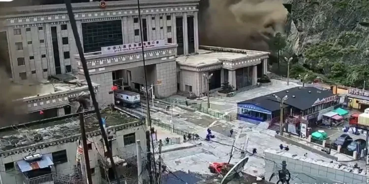 foto do Nepal sendo atingido por enchente