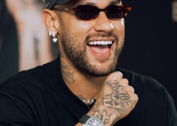 Neymar encontra seu sósia em leilão beneficente e gera confusão entre fãs