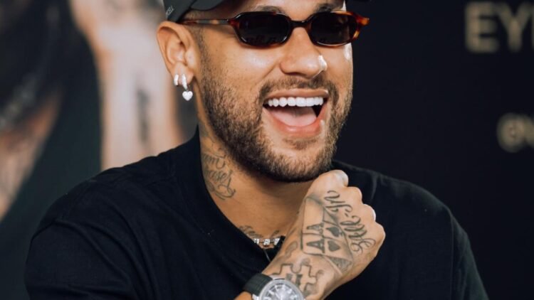 Neymar encontra seu sósia em leilão beneficente e gera confusão entre fãs 1 Neymar encontra seu sósia em leilão beneficente e gera confusão entre fãs