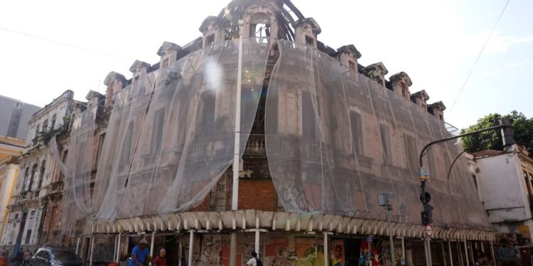 Palacete Imperial enfrenta degradação e impasse institucional no centro do Rio