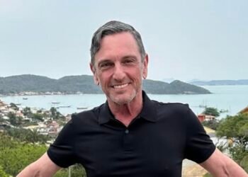 Paulo Miklos recebe alta hospitalar e celebra retorno para casa após pneumonia