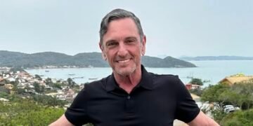Paulo Miklos recebe alta hospitalar e celebra retorno para casa após pneumonia