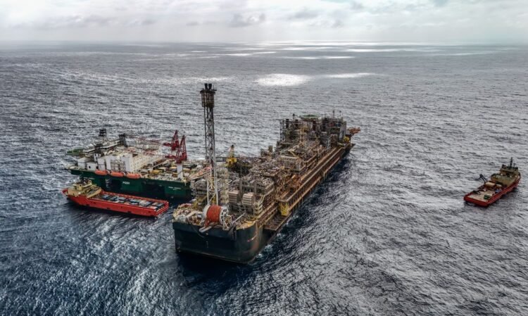 Petroleiros propõem maior controle estatal na Petrobras e revisão de dividendos