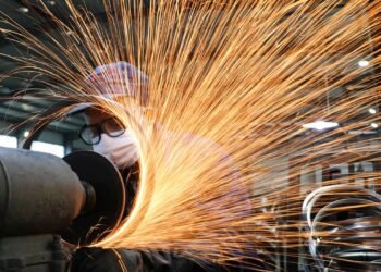 Produção industrial brasileira recua 1,8% e interrompe ritmo de crescimento