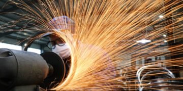 Produção industrial brasileira recua 1,8% e interrompe ritmo de crescimento