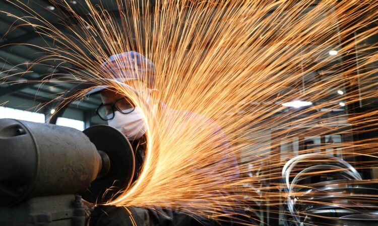 Produção industrial brasileira recua 1,8% e interrompe ritmo de crescimento