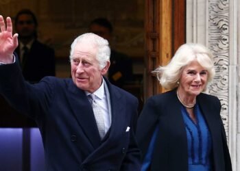 Rainha Camilla detalha o peso de manter sigilo sobre diagnóstico de Charles III