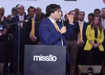 Renan Santos durante a cerimônia de oficialização de sua candidatura à Presidência da República pelo Partido Missão, realizada neste sábado (1º) — Foto: Reprodução/Redes Sociais