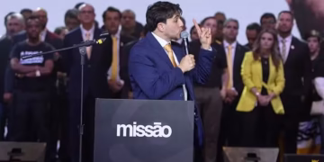 Renan Santos durante a cerimônia de oficialização de sua candidatura à Presidência da República pelo Partido Missão, realizada neste sábado (1º) — Foto: Reprodução/Redes Sociais