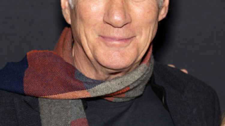 Richard Gere celebra 77 anos com nova vida na Espanha e foco no humanitarismo