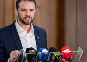 Salário mínimo deve atingir R$ 1.741 em 2027 conforme projeção do governo