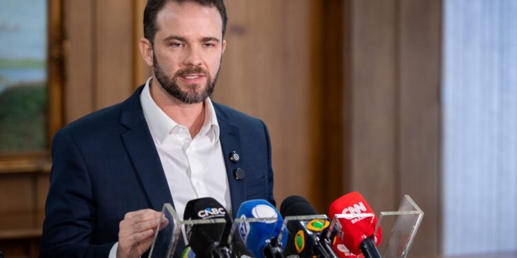 Salário mínimo deve atingir R$ 1.741 em 2027 conforme projeção do governo