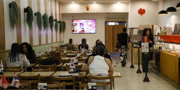 Setor de serviços emprega 15,9 milhões de pessoas com média salarial de 2,2 mínimos 1 Setor de serviços emprega 15,9 milhões de pessoas com média salarial de 2,2 mínimos