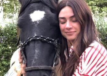 Thaila Ayala celebra reencontro emocionante com seu cavalo em nova fazenda