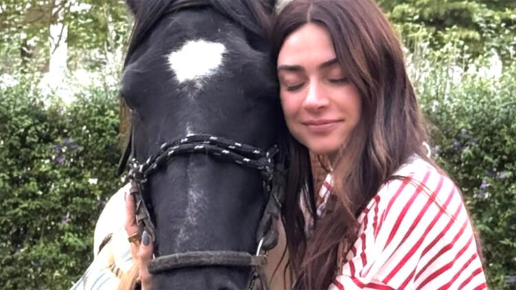 Thaila Ayala celebra reencontro emocionante com seu cavalo em nova fazenda 1 Thaila Ayala celebra reencontro emocionante com seu cavalo em nova fazenda