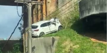 Veículo despenca de viaduto em Salvador e mobiliza equipes de trânsito