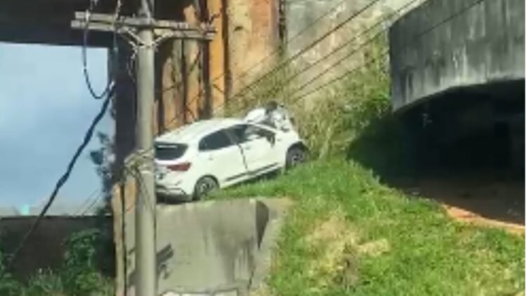 Veículo despenca de viaduto em Salvador e mobiliza equipes de trânsito