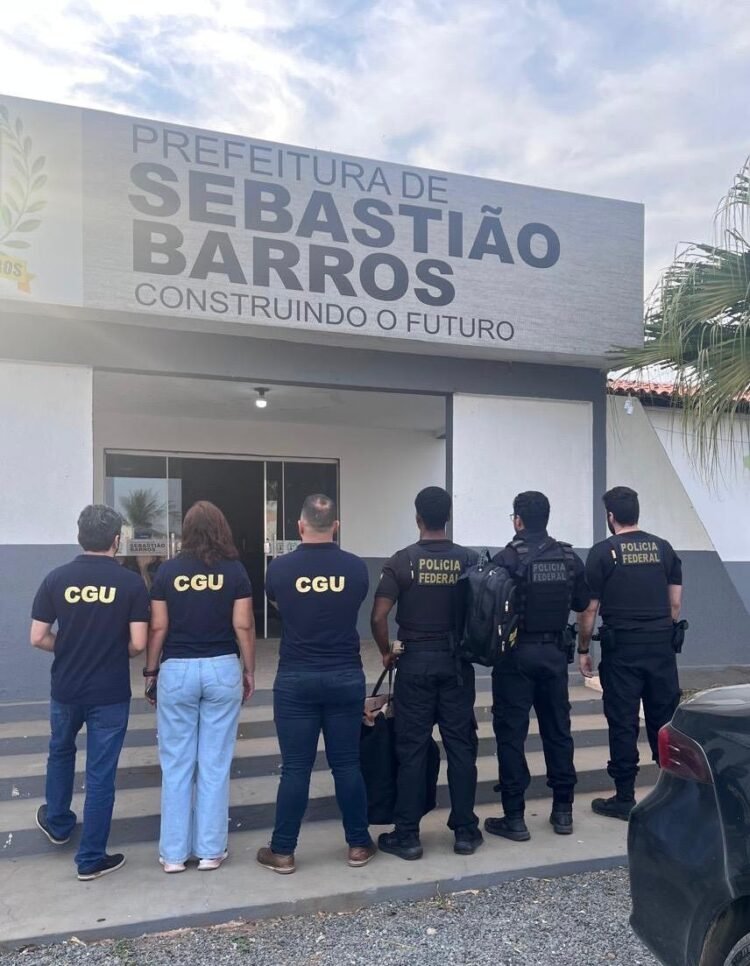 Policiais federais na porta da Prefeitura de Sebastião Barros