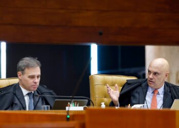 André Mendonça e Alexandre de Moraes em sessão no plenário do STF