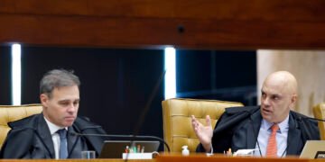 André Mendonça e Alexandre de Moraes em sessão no plenário do STF
