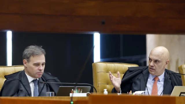 André Mendonça e Alexandre de Moraes em sessão no plenário do STF