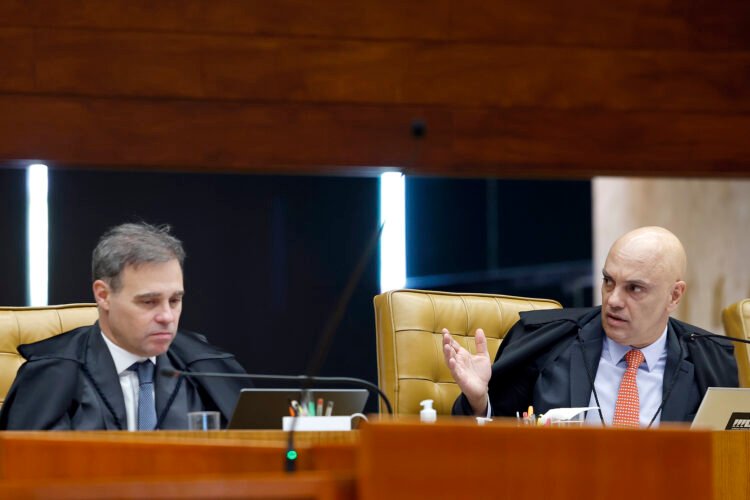 André Mendonça e Alexandre de Moraes em sessão no plenário do STF