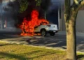 carro pega fogo em avenida de Feira de Santana