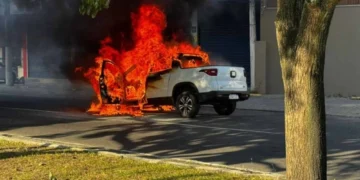 carro pega fogo em avenida de Feira de Santana