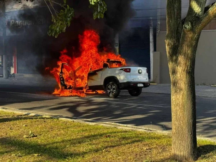 Carro pega fogo na Avenida Maria Quitéria em Feira de Santana; condutora sai ilesa 1 carro pega fogo em avenida de Feira de Santana
