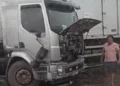 carreta invade canteiro da BR-324 sentido Feira de Santana x Salvador