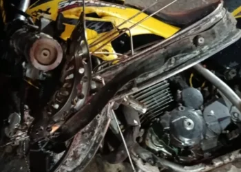 motocicleta destruida após colisão