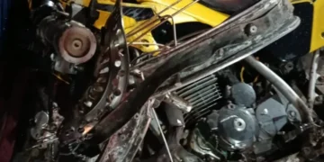motocicleta destruida após colisão