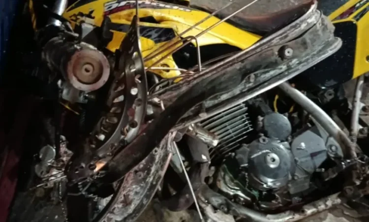 Motociclista fica gravemente ferido após colisão em Conceição do Jacuípe 1 motocicleta destruida após colisão