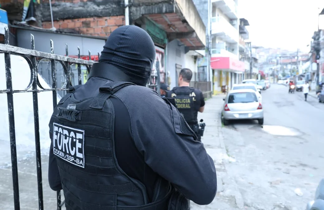 policial armado durante operação em Salvador