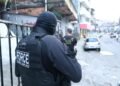 policial armado durante operação em Salvador