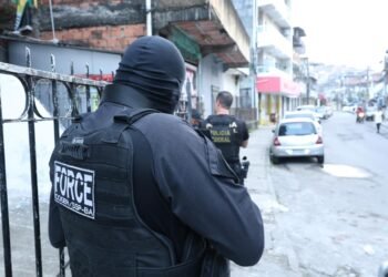 policial armado durante operação em Salvador