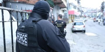 policial armado durante operação em Salvador